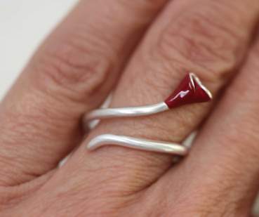 Calla Lilie Ring. Sterling Silber und dunkelrotes Emaille.